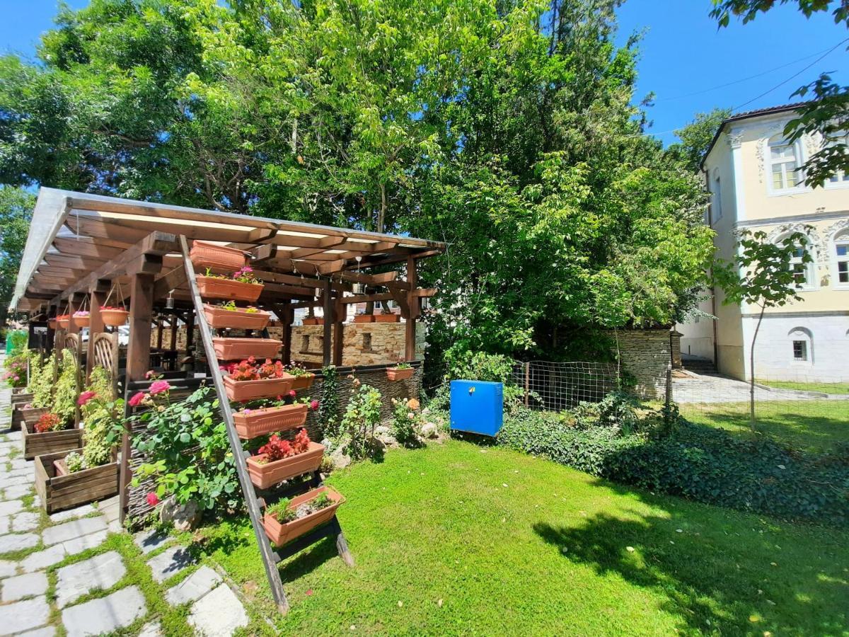 Семеен Хотел-Ресторант Маламовата Къща Goze Deltschew Exterior foto
